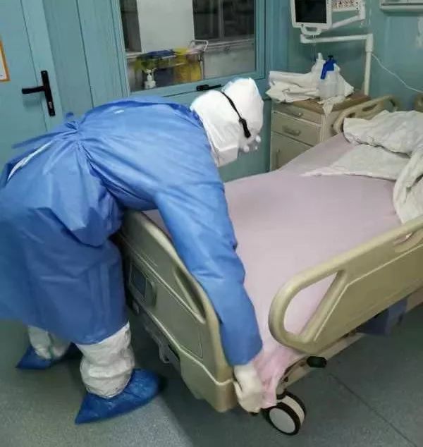 【抗击疫情 地坛人身影】患者镜头下的隔离病房护士