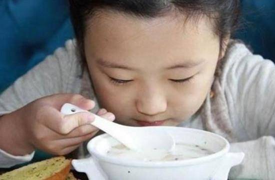 每日说育儿知识■立春后，3种汤不要给娃喝，伤脾不发育，孩子再馋也不能喂