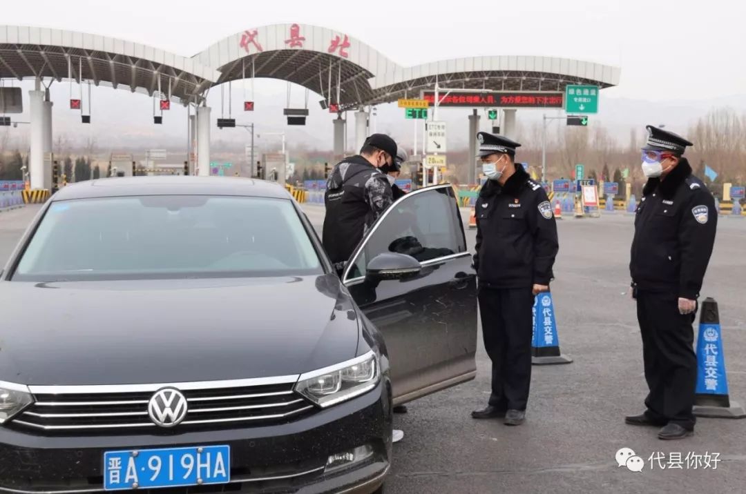 图为张红兵在高速路代县北站检测点督导检查从24日至今日,各派出所