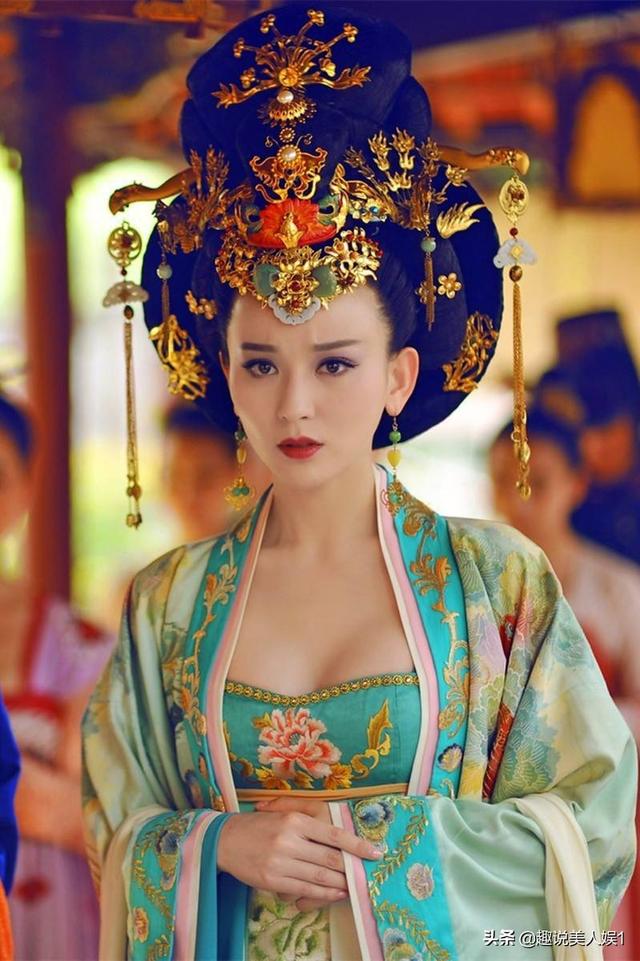 还真当属《武媚娘传奇,给我印象最深的莫过于萧淑妃那"层峦叠嶂"