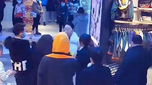 贵阳一女子不戴口罩进超市殴打员工，被警方行