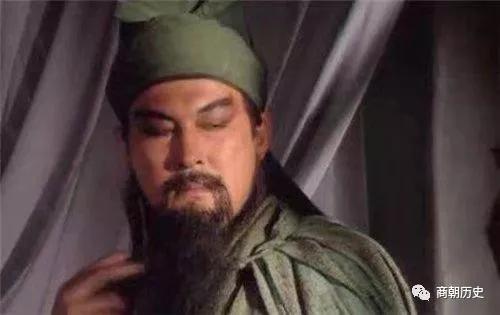 成为了|关羽所有雕像，为何眼睛都是闭着的？老木匠：谁敢让他睁开眼？