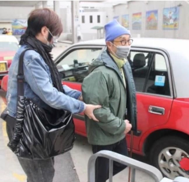 戏骨老了！70岁刘松仁疑似中风行动不便，72岁郑