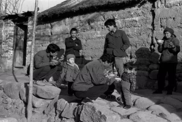 70年代农村吃饭老照片,你见过吗?_生活