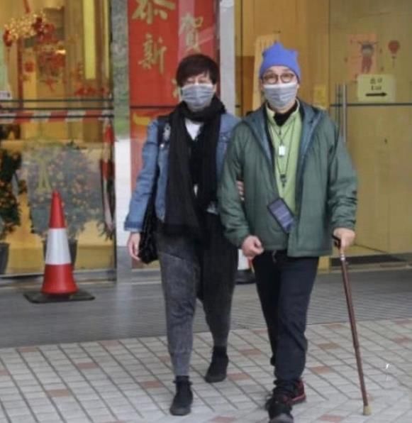 戏骨老了！70岁刘松仁疑似中风行动不便，72岁郑