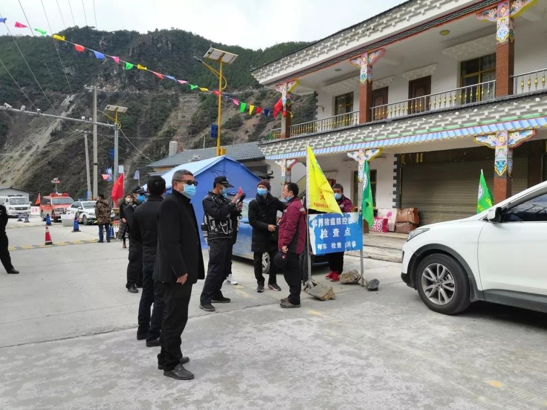 维西县巴迪乡肺炎排查卡点检查(与和荣副县长交流)行驶在白雪皑皑的