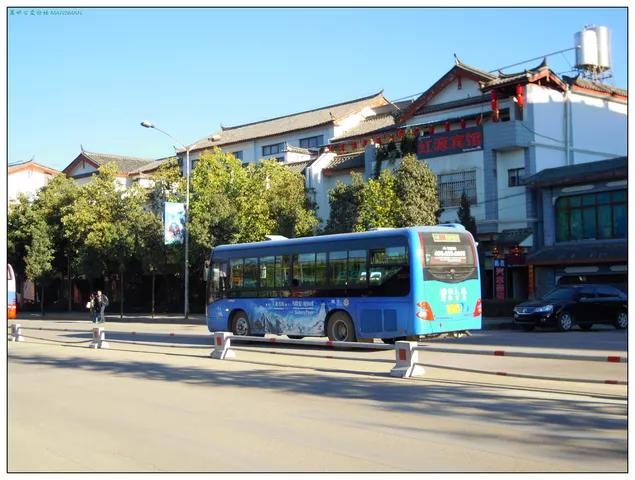 对外来人员进行体温检测等  公交车司机  丽江的街道上人很少 公交车