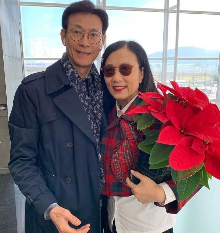 戏骨老了！70岁刘松仁疑似中风行动不便，72岁郑