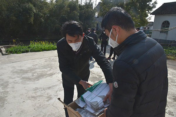 7年前口罩厂倒闭他存了一堆货，如今过期了还卖