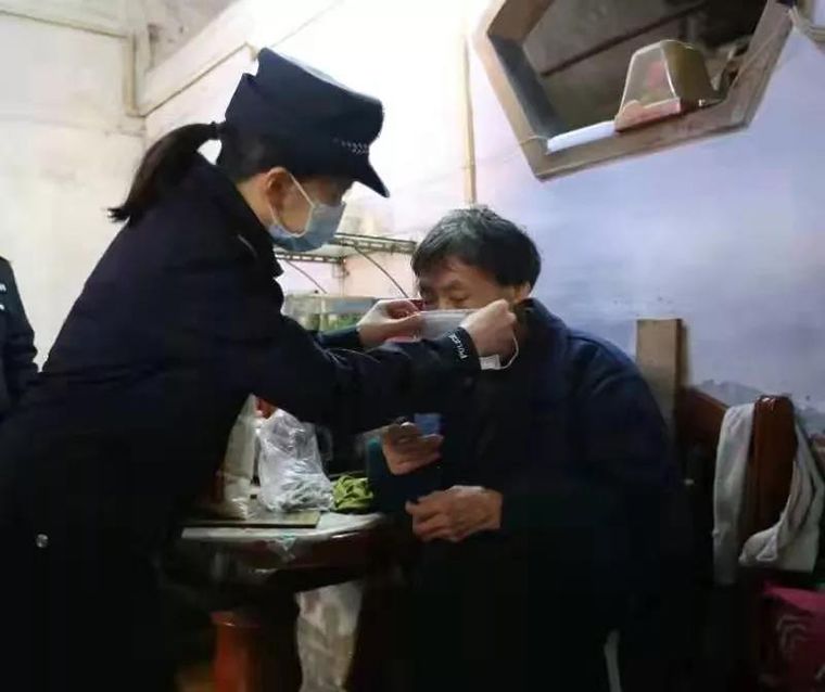 民警老人口罩_老人戴口罩(2)