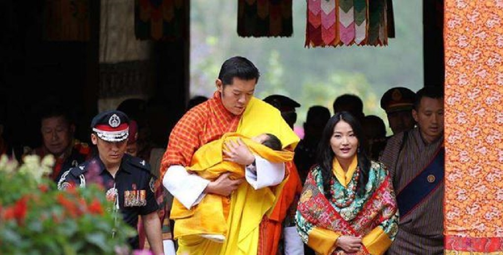原创不丹小王子喜迎4岁!官方新照公开穿裙子,在佩玛怀中玩蛋糕太萌