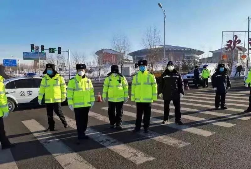 2月3日7时30分,鸡冠交警大队按照支队在全市实施疫情期间交通管制的