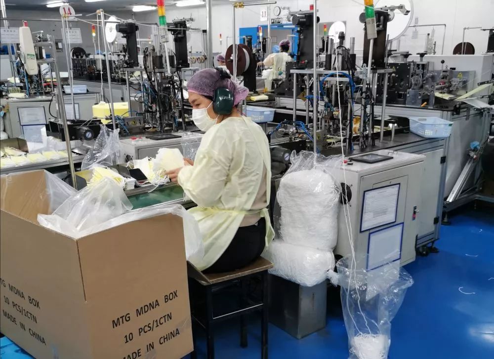 在上海,有这么一群人去了一家松江的口罩厂,在生产车间里义务做"临时