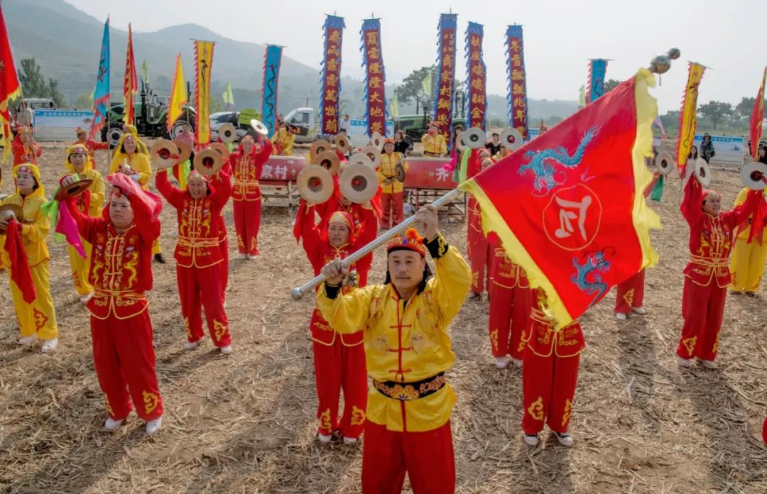 大铜器舞,也是我国打击乐器的典型代表,它演奏技巧性强且表演形式多样