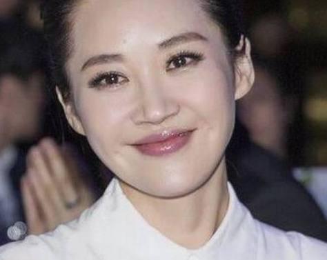 许晴嘟嘴玩亲亲，卖萌不输30岁李菲儿，年近半百