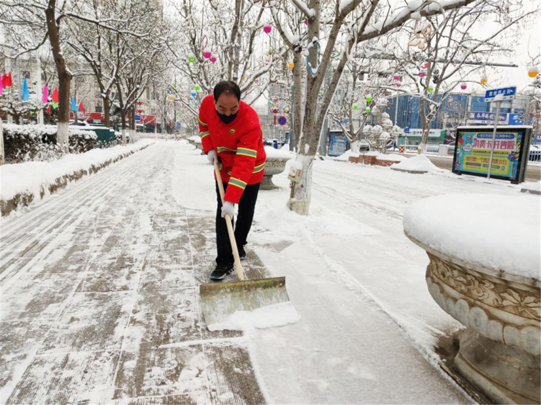 环卫工人正在新西路,鼓楼大街等路段清除积雪