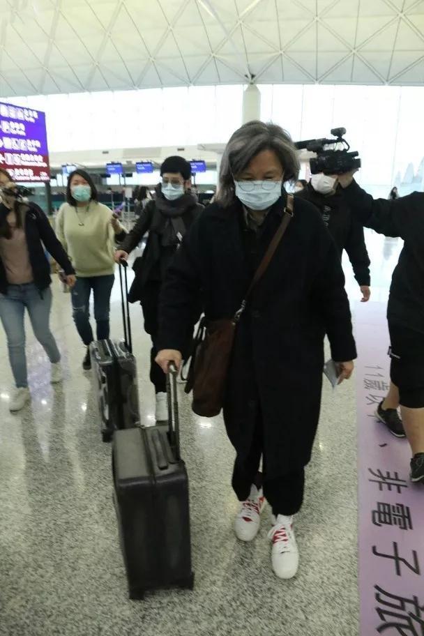 吴君如陈可辛带女旅行！全副武装包裹严实，低