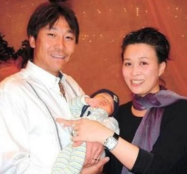 原创那英与二婚老公近照素颜邋遢似大妈烟不离手不化妆见不得人