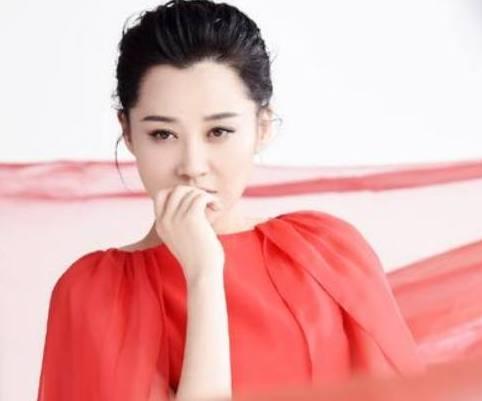 许晴嘟嘴玩亲亲，卖萌不输30岁李菲儿，年近半百
