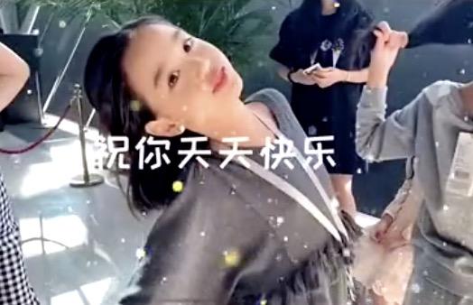 钟丽缇晒考拉成长记录为其庆祝10岁生日，画风从