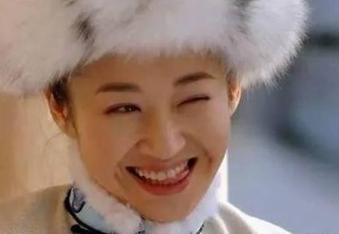 许晴嘟嘴玩亲亲，卖萌不输30岁李菲儿，年近半百