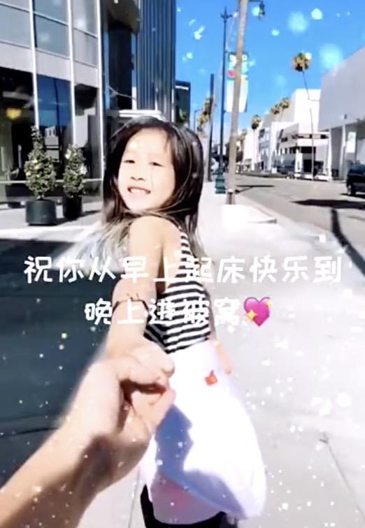 钟丽缇晒考拉成长记录为其庆祝10岁生日，画风从