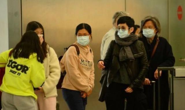 吴君如陈可辛带女旅行！全副武装包裹严实，低