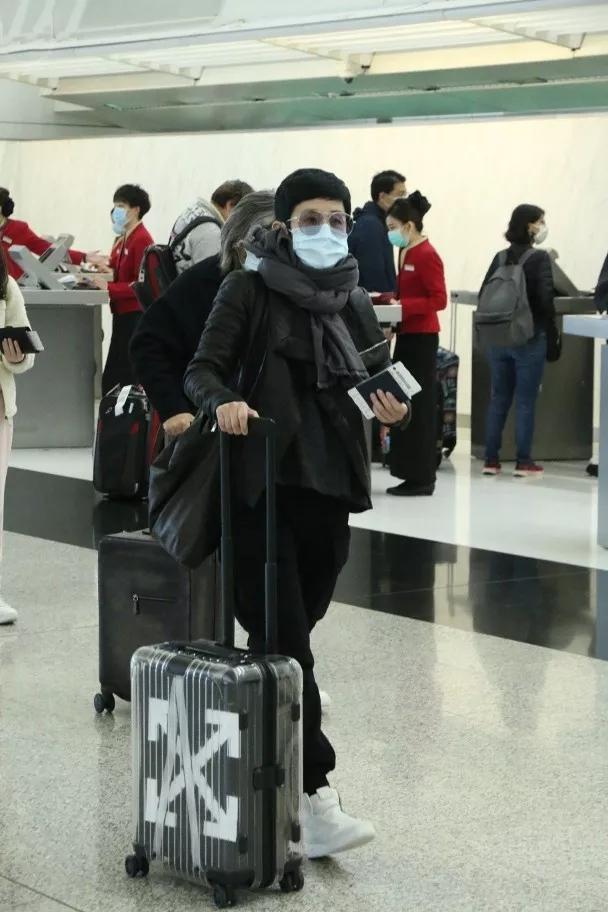 吴君如陈可辛带女旅行！全副武装包裹严实，低
