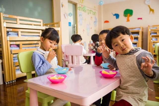 「爱宝育儿」原创春节饮料太多给孩子当白水喝？这是在害他！