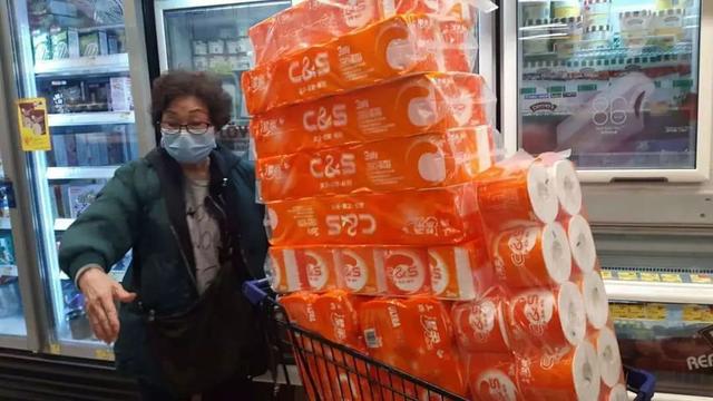 谣传内地工厂停工，香港全城抢起了...厕纸