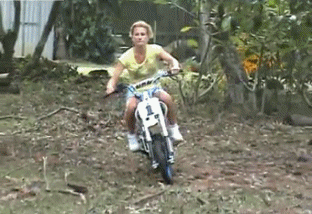 搞笑GIF趣图：妹子开摩托车要慢点啊，这就尴尬了