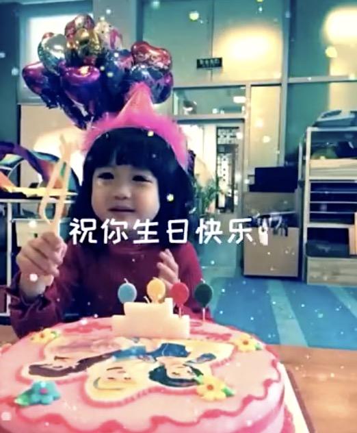 钟丽缇晒考拉成长记录为其庆祝10岁生日，画风从