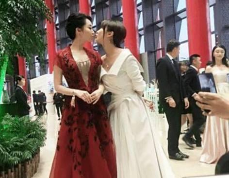 许晴嘟嘴玩亲亲，卖萌不输30岁李菲儿，年近半百