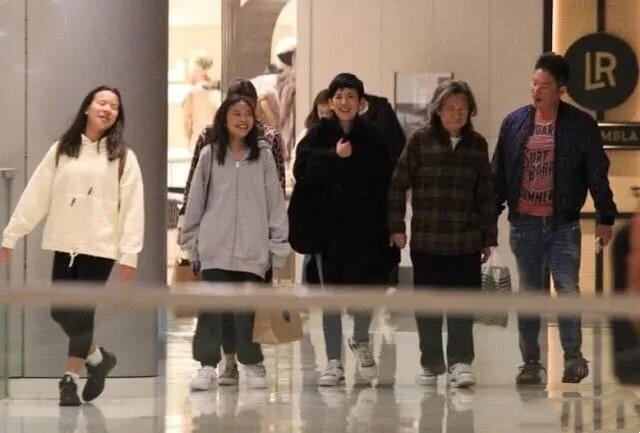 吴君如陈可辛带女旅行！全副武装包裹严实，低
