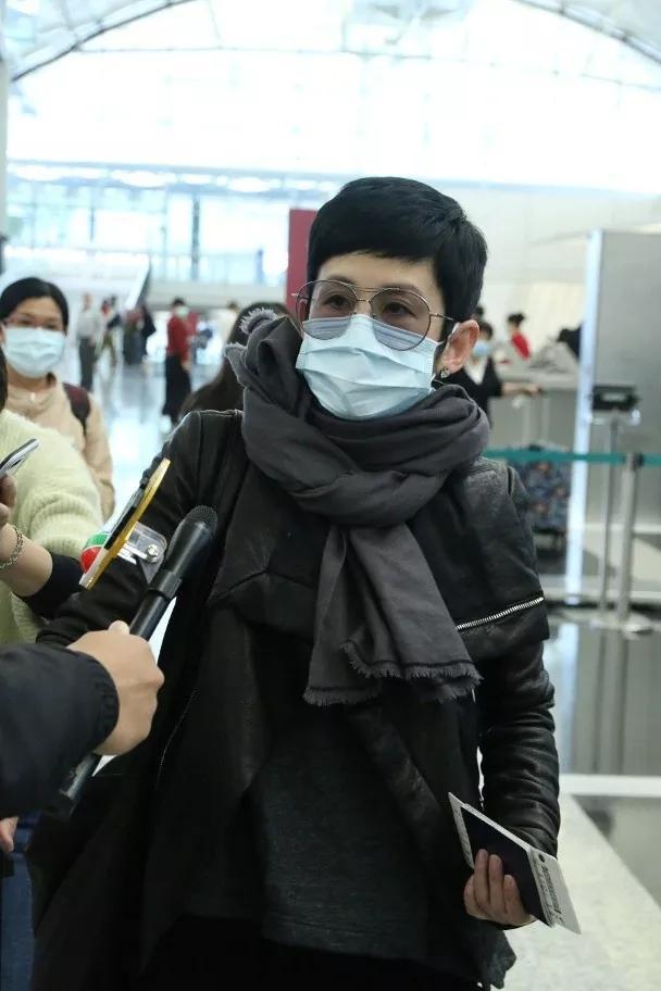 吴君如陈可辛带女旅行！全副武装包裹严实，低