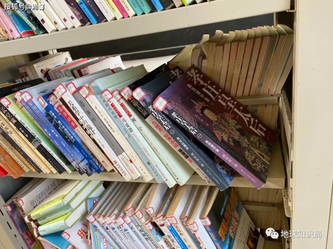 小学人均图书_小学教室图片(3)