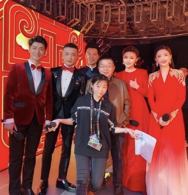 任鲁豫低调现身，打扮休闲独自离开，形象与台
