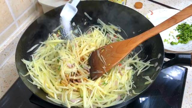 土豆丝家常做法大厨 86d59914581f4e609409dcd79462e4c0.jpeg