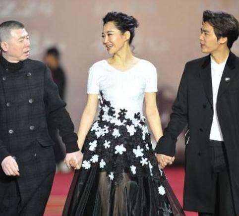 许晴嘟嘴玩亲亲，卖萌不输30岁李菲儿，年近半百