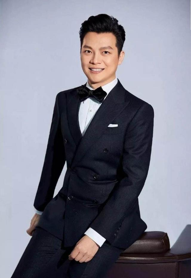 任鲁豫低调现身，打扮休闲独自离开，形象与台