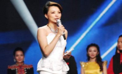 董卿含泪说出再无缘春晚原因: 不是主动离开, 而