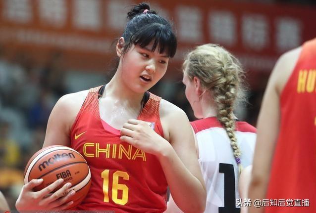 中国女子篮球美女运动员李月汝 身材高挑 长相甜美 照片欣赏