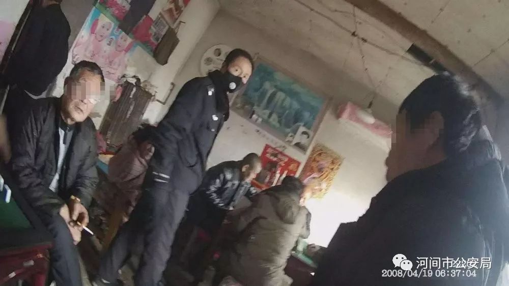 抓人口罩被打_戴口罩的卡通图片(3)