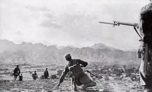 图为向着日军阵地发起进攻的中国士兵,照片中一名士兵中枪倒下,这一刻