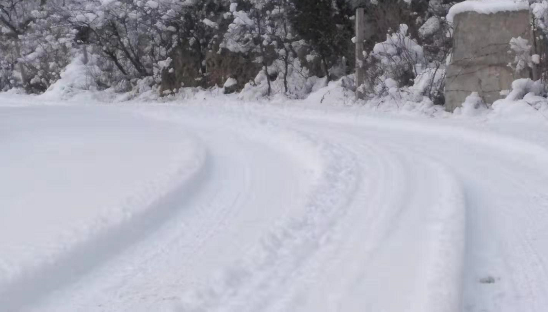 昌平交警提示:雪后路滑车辆谨慎慢行