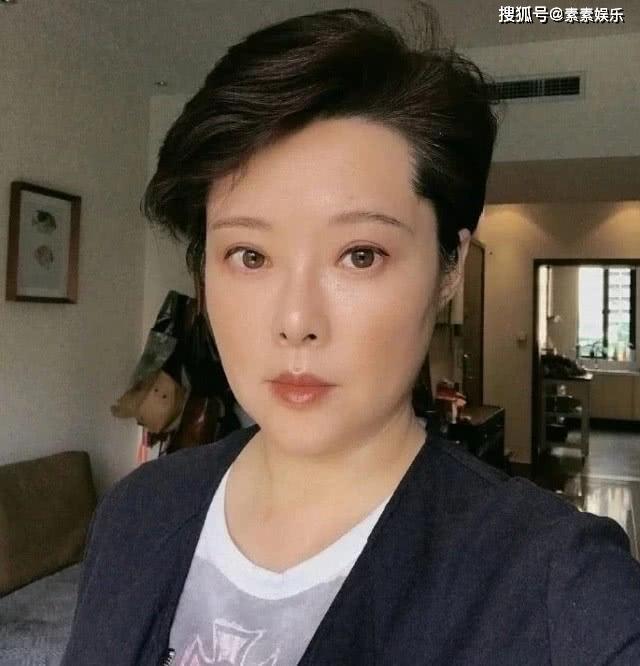 袁立消失2个月，刚出现又惹人争议，她用一个举