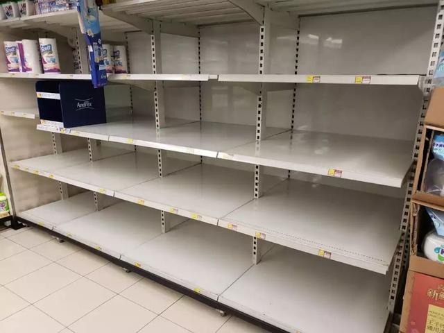 谣传内地工厂停工，香港全城抢起了...厕纸