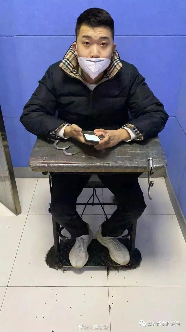 抓人口罩被打_戴口罩的卡通图片