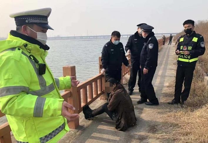 外卖小哥的惊人之举，短剧中的跳水瞬间，外卖小哥的跳水瞬间，短剧中的惊人之举