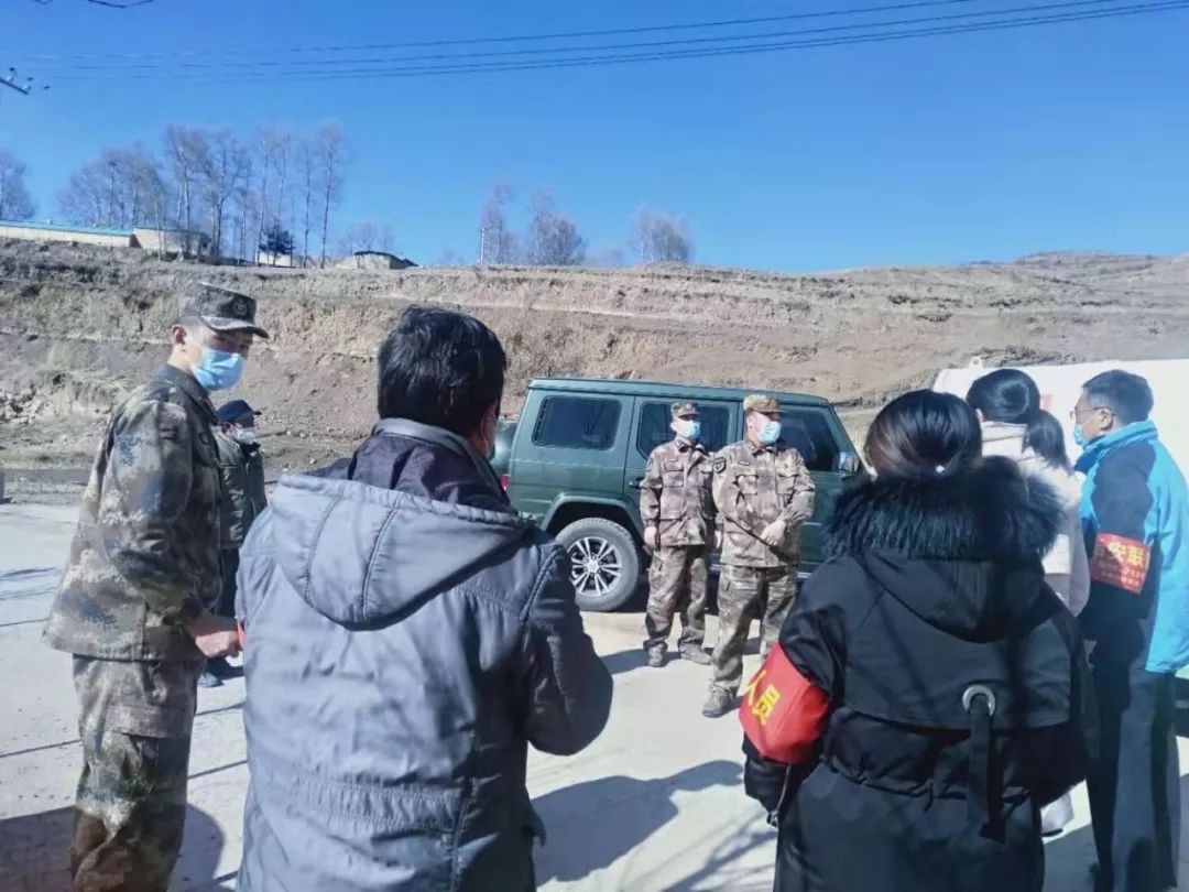 在民族村劝返登记点,潘玉平实地查看了民族村防护值